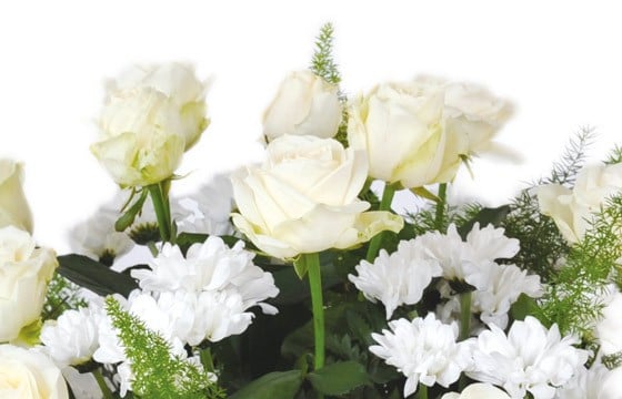 zoom sur les roses blanches de la composition de fleurs