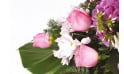 zoom sur des roses roses de la composition florale de deuil Memory