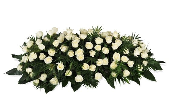 image de raquette de deuil composée de roses blanches