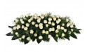 image de raquette de deuil composée de roses blanches