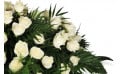 zoom sur un ensemble de roses blanches de la raquette de deuil