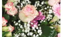 vue sur des roses roses et du gypsophile de la composition de deuil repos éternel