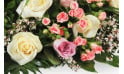 vue sur un ensemble floral rose, rosette et gypsophile