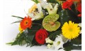 zoom sur la gauche de la compositon florale de deuil