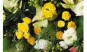 vue sur des roses jaunes de la composition d'enterrement Comète