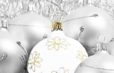 L'Agitateur Floral | image du Sapin Floqué Décoré Blanc et Argent