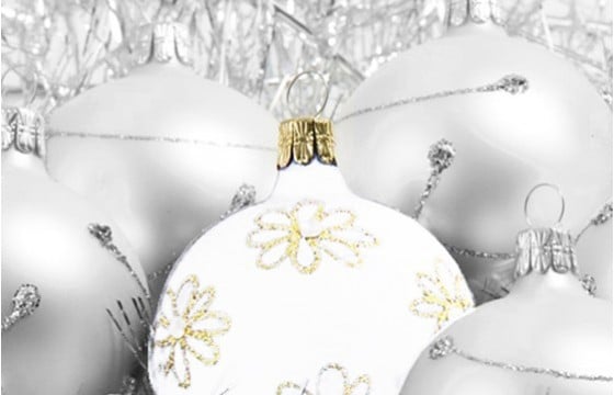 L'Agitateur Floral | image du Sapin Floqué Décoré Blanc et Argent