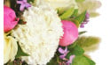 zoom sur un oeillet blanc du bouquet de fleurs