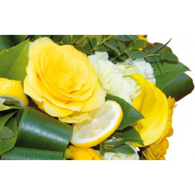 zoom sur une rose jaune et rondelle de citron
