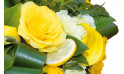 zoom sur une rose jaune et rondelle de citron