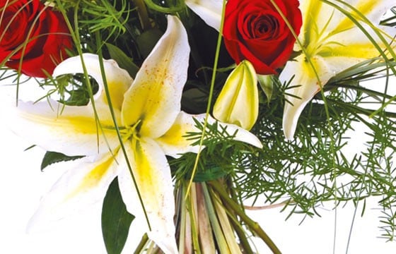 zoom sur un lys blanc du bouquet Duchesse