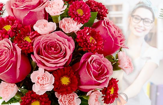 L'Agitateur Floral | image du Bouquet Surprise du fleuriste tons roses et rouges