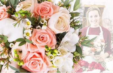 L'Agitateur Floral | image du Bouquet Surprise du fleuriste tons roses et blanc