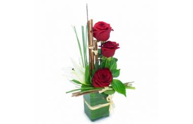 L'Agitateur Floral | image de la composition de roses rouges et fleuron de lys blanc