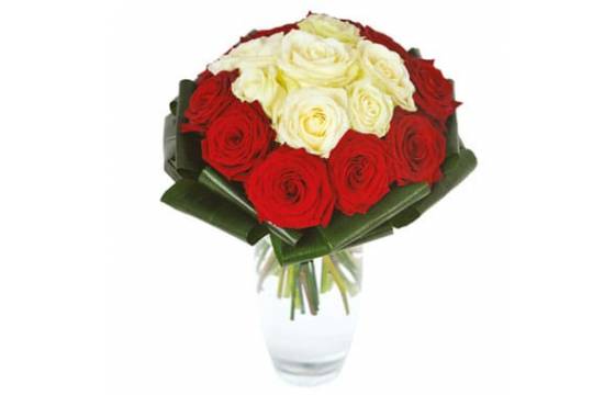 Bouquet de roses rouges et blanches Capri | livraison par un fleuriste -  L'agitateur floral