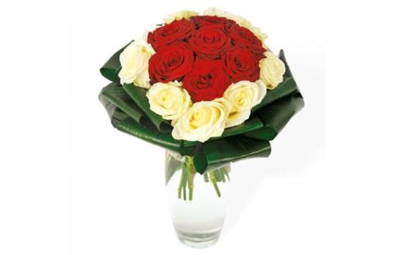 Bouquet de roses rouges et blanches | Livraison à domicile 7/7 en 4 h -  L'agitateur floral