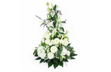 Image de la composition en hauteur conique de fleurs blanches "Zéphyr" |  L'Agitateur Floral