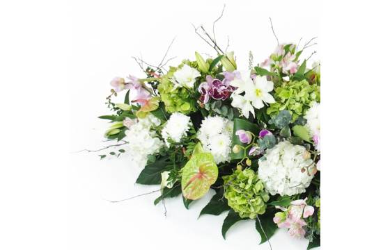 Zoom du dessus de cercueil de fleurs piquées "Calliope" | L'Agitateur Floral