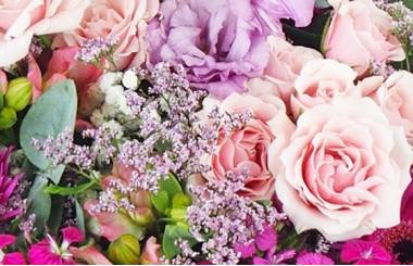 zoom de la Gerbe de fleurs à la main tons roses "Gaïa" | L'Agitateur Floral