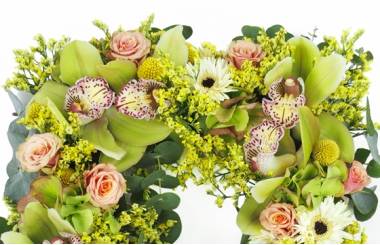 Image Carré de fleurs piquées tons vert, jaune et saumon "Pan" | L'Agitateur Floral