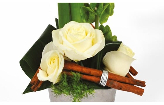 L'Agitateur Floral | composition florale chic : zoom sur les roses blanches