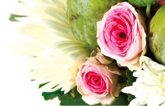 Composition florale Love : zoom sur deux roses roses