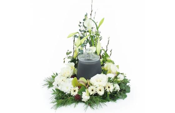 image de la Couronne de fleurs blanches pour une urne funéraire "Délos" | L'Agitateur Floral