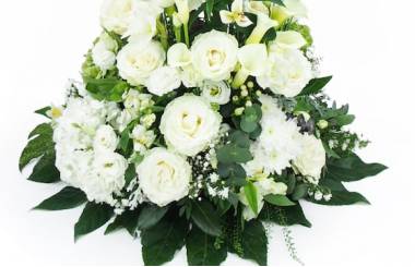 Zoom image de la composition en hauteur conique de fleurs blanches "Zéphyr" |  L'Agitateur Floral