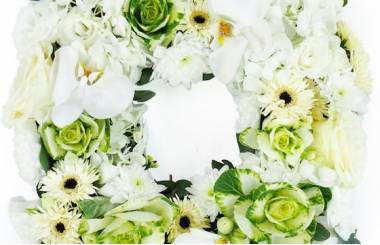 Zoom image carré de deuil en fleurs piquées "Antistène" | L'Agitateur Floral