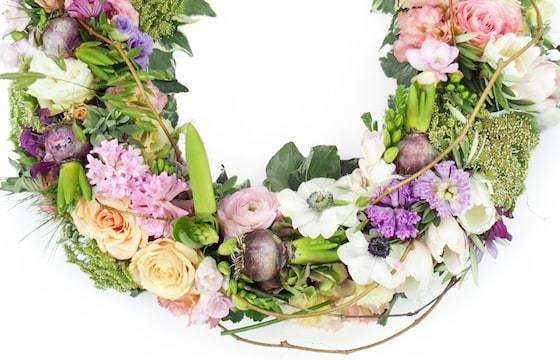 Zoom image de la Couronne champêtre de fleurs pastels "Damona" | L'Agitateur Floral