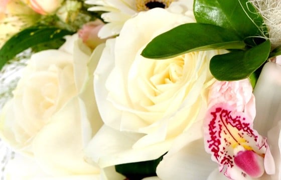 L'Agitateur Floral | zoom sur la rose de la Composition de fleurs blanche Charme