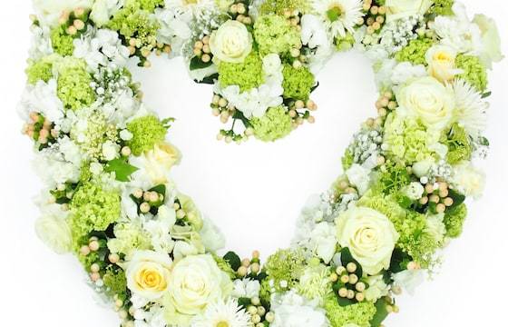 Zoom image du Coeur de deuil de fleurs blanches "Théano" | L'Agitateur Floral