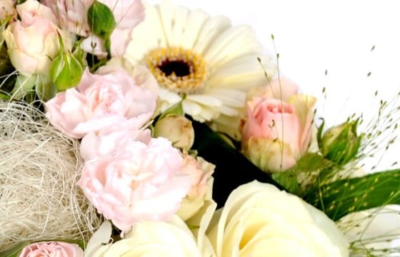 L'Agitateur Floral | zoom sur une rose rose de la Composition de fleurs blanche Charme