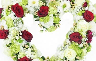 Zoom image du Coeur de fleurs blanches & rouges "Achille" | L'Agitateur Floral
