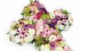 Zoom image de la Croix de deuil de fleurs blanches & roses "Céphale" | L'Agitateur Floral