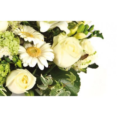 zoom sur des germinis et roses blanches de la composition florale