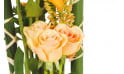 zoom sur une rose pale de la composition de fleurs