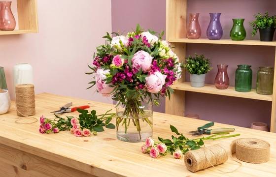 Mise en situation du bouquet de pivoines & roses "Douce Pivoine"| L'Agitateur Floral