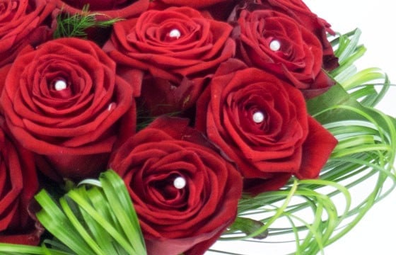 L'Agitateur Floral | zoom sur les roses rouges et les perles nacre