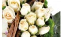zoom sur des roses blanches du coeur en fleurs Douceur