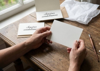Quel mot sur une carte de deuil : trouver les mots justes